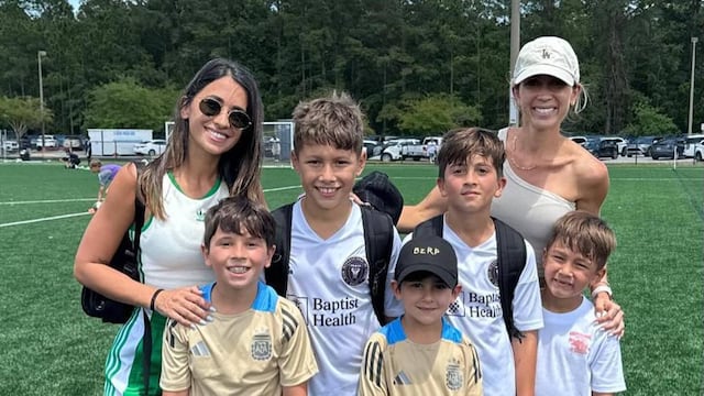 Los herederos tuvieron el apoyo de sus hermanos y sus madres al costado de la cancha.