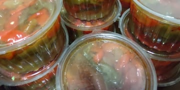 La mujer contrajo botulismo al consumir un escabeche casero de pimientos.