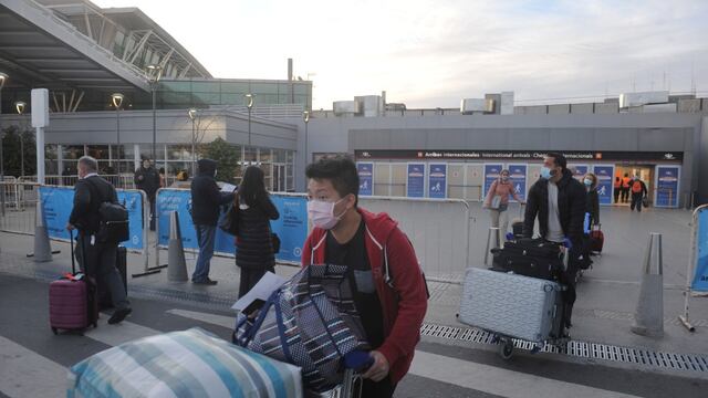 Arribo de pasajeros en el Aeropuerto Internacional de Ezeiza.