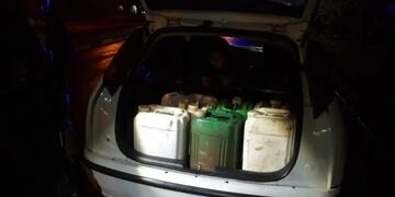 Control policial en Puerto Rico logró incautar 6 bidones de combustible ilegal.