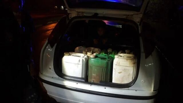 Control policial en Puerto Rico logró incautar 6 bidones de combustible ilegal.