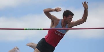 El deportista de 32 años consiguió el primer puesto gracias a una marca de 5,50 metros. (Uriel Perna)