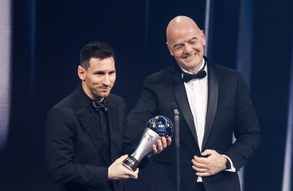 ¡Cartón lleno y orgullo nacional!: “Dibu” Martínez, Lionel Scaloni y Lionel Messi como mejores del mundo según la FIFA