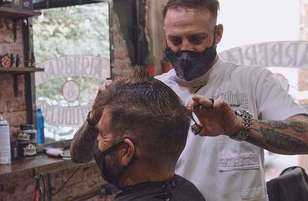 Un grupo de tatuadores y barberos cordobeses trabajarán a cambio de alimentos