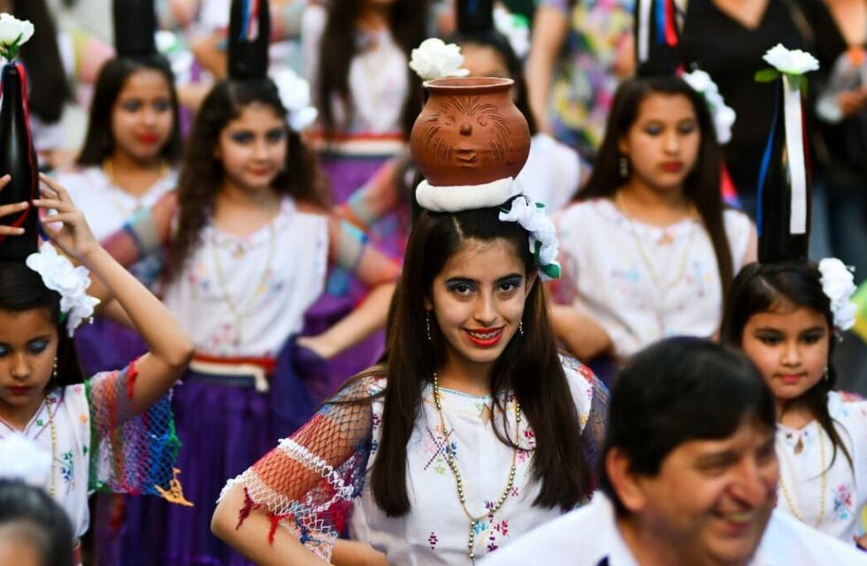 Colectividades de Rosario coparon el centro en el tradicional desfile previo a la Fiesta
