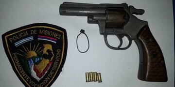 Manipulaba un arma de fuego y resultó herido en San Vicente.