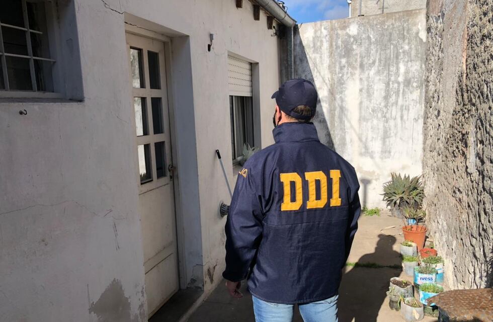Allanamiento por pornografía infantil en Azul