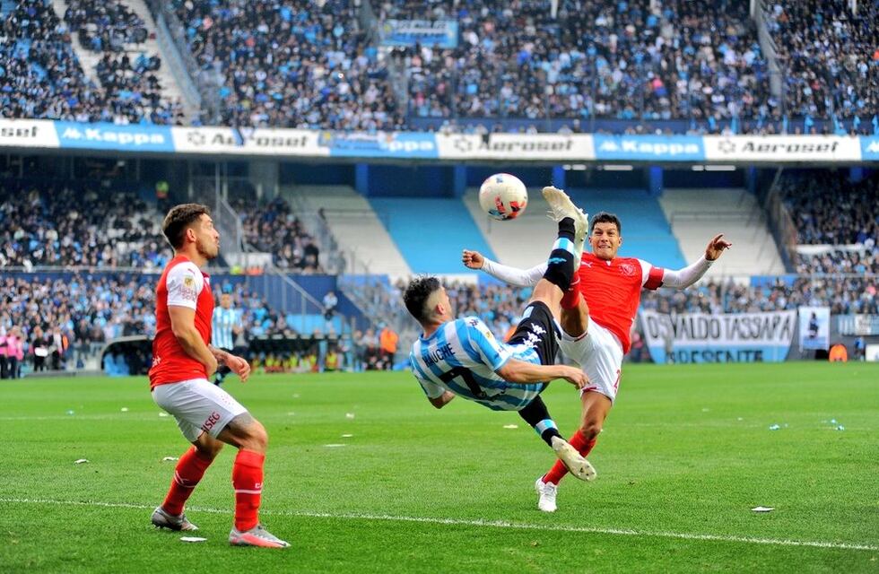 El golazo de chilena de Hauche con el que Racing le ganó a Independiente