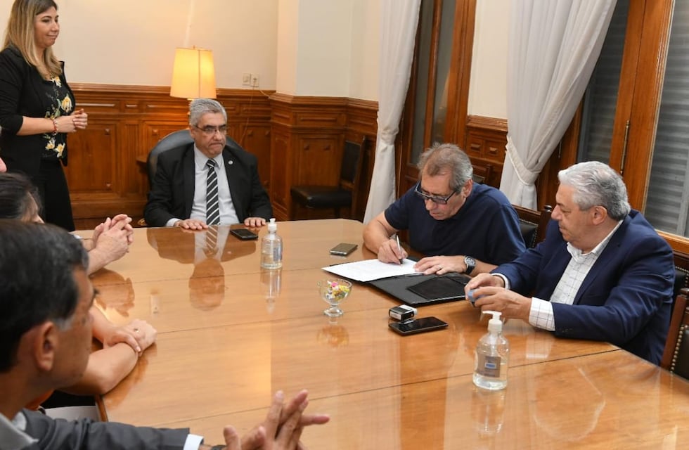 La provincia y AETAT firmaron un convenio para garantizar continuidad del servicio de transporte en Tucumán