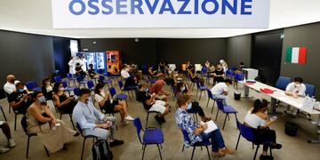 Personas esperando en la sala de observación, luego de recibir su vacuna contra el coronavirus (REUTERS/Guglielmo Mangiapane).