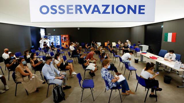 Personas esperando en la sala de observación, luego de recibir su vacuna contra el coronavirus (REUTERS/Guglielmo Mangiapane).