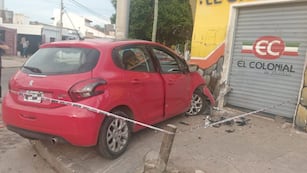 El vehículo dañó gravemente un comercio en la ciudad de Córdoba.
