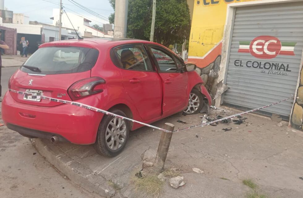 Un niño de 14 años estrelló un auto al intentar escapar de la Policía de Córdoba