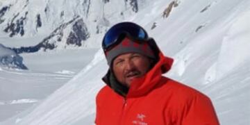 Hace poco más de 10 años sufrió un infarto masivo y un ACV en Nepal. Se recuperó, retomó sus aventuras y en las últimas horas partió con la meta de hacer su meta 45 en el Aconcagua. Foto: Los Andes.