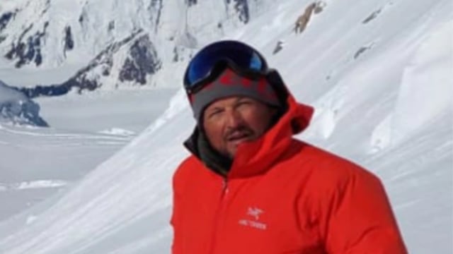 Hace poco más de 10 años sufrió un infarto masivo y un ACV en Nepal. Se recuperó, retomó sus aventuras y en las últimas horas partió con la meta de hacer su meta 45 en el Aconcagua. Foto: Los Andes.