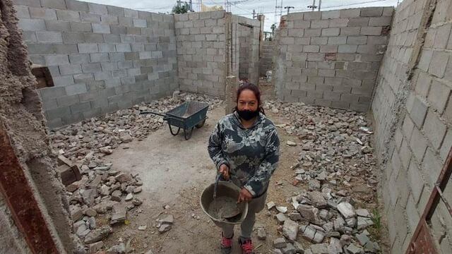 La mujer trabaja sola y busca terminar la construcción antes que llegue el frío. (Foto: El Doce)
