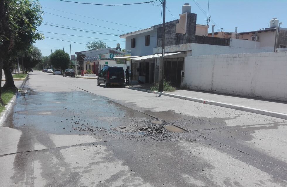 La Calera: vecinos reclaman por bache y pérdida de agua