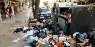 La basura sigue acumulada, pero el servicio empieza a normalizarse en Córdoba Capital. (Ramiro Pereyra / La Voz)