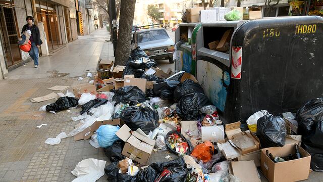 La basura sigue acumulada, pero el servicio empieza a normalizarse en Córdoba Capital. (Ramiro Pereyra / La Voz)