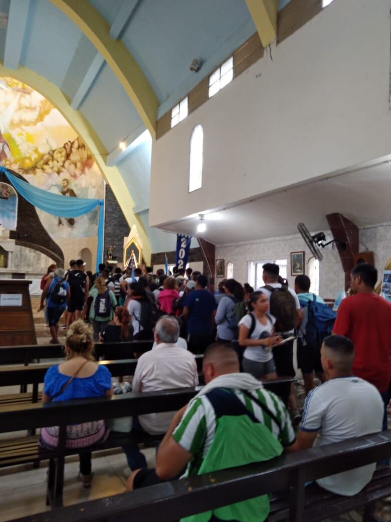 Los Fieles llegan al santuario de La Reducción.