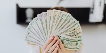 El dólar blue llega al viernes con un precio récord