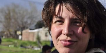 La mujer de 35 años fue atacada a golpes y sufrió abuso sexual luego de salir a dar un paseo por un camino rural.