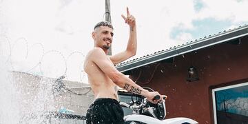 "El Noba" y su moto, compañera inseparable. (Prensa "El Noba")