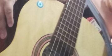 A una mujer de Comodoro Rivadavia le robaron la guitarra que le regaló su padre antes de morir y pide ayuda para recuperarla