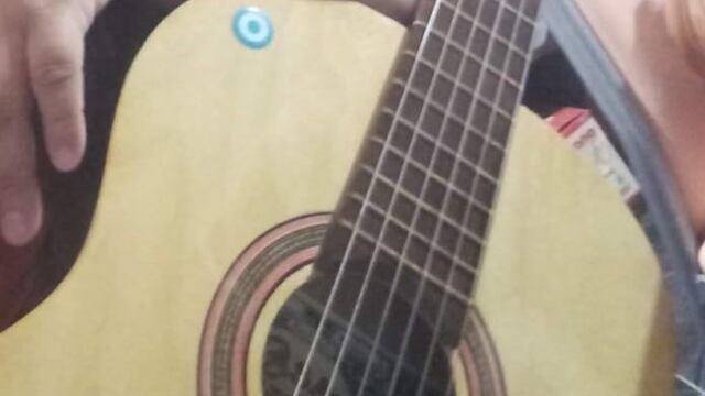 A una mujer de Comodoro Rivadavia le robaron la guitarra que le regaló su padre antes de morir y pide ayuda para recuperarla
