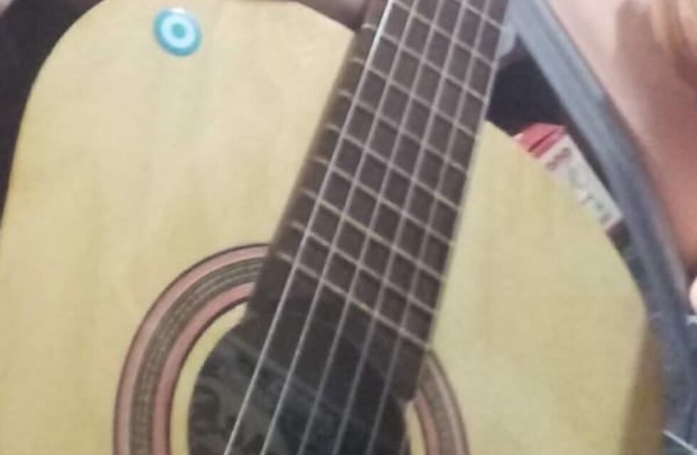 Delincuentes le robaron la guitarra que le regaló su padre fallecido, y ahora pide ayuda para recuperarla