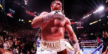 Canelo Álvarez noqueó a Caleb Plant y se convirtió en el campeón absoluto de los supermedianos