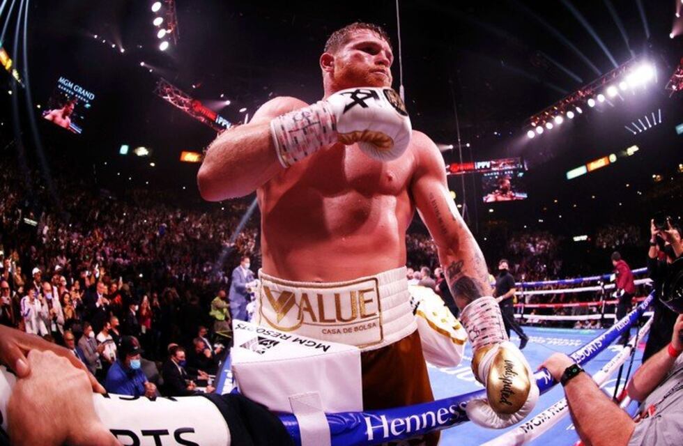 Canelo Álvarez noqueó a Caleb Plant y se convirtió en el campeón absoluto de los supermedianos