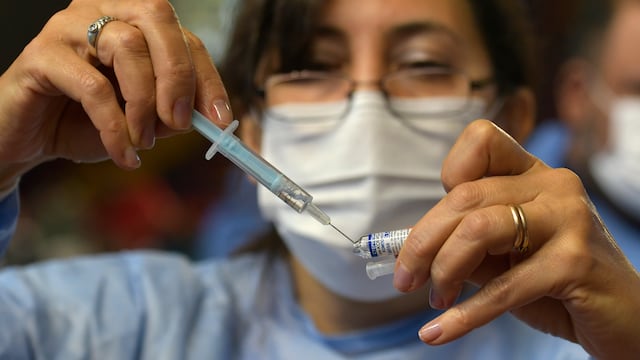 Mendoza 12 de abril  2021  Sociedad
Demoras en la vacunación con vacunas Sputnik V, en el Vacunatorio de campaña en el estadio Polimeni, de Las Heras.
vacuna, vacunas, coronavirus, Covid 19, Covid, Crisis, salud, enfermero, médico , rusa, china 
Foto:Orlando Pelichotti / Los Andes