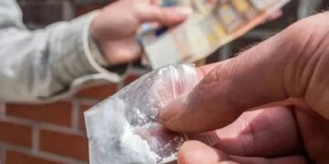 Insólito: empeñó su celular para comprar cocaína y luego denunció a su dealer por no querer devolvérselo. Imagen ilustrativa.