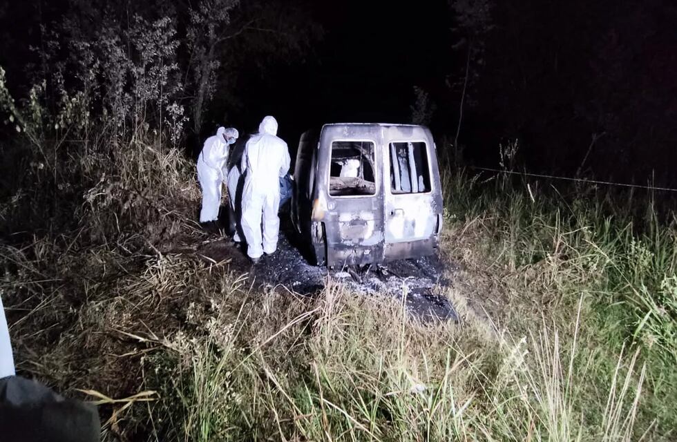 Encontraron un cuerpo en una camioneta calcinada en Santa Lucía