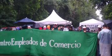 Manifestación en el acceso al aeropuerto de Puerto Iguazú.