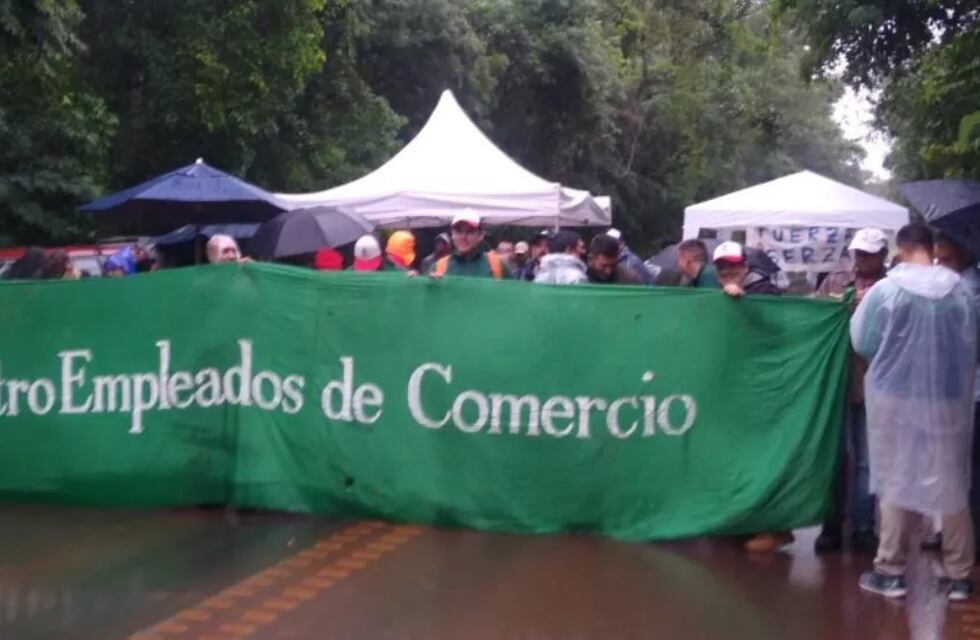 Manifestación en el acceso al aeropuerto de Puerto Iguazú