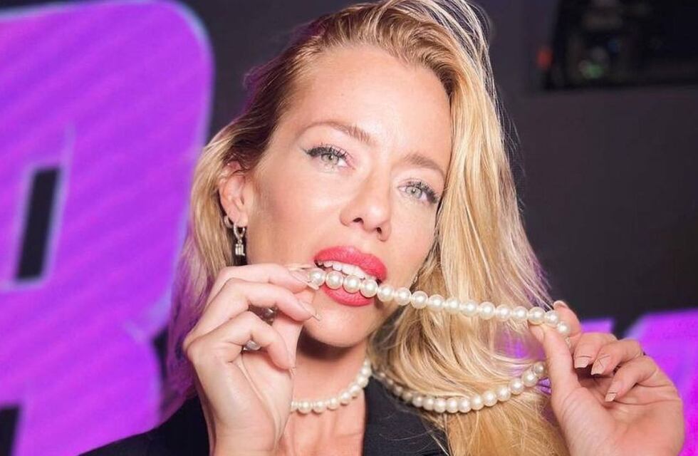 Nicole Neumann escogió un conjunto sastrero para viajar a Italia
