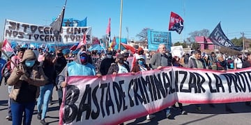"Tienen la pretensión de quebrar al movimiento obrero y al de los desocupados sobre la base de la represión y la criminalización" de la protesta, dijeron los dirigentes en la marcha de este miércoles.