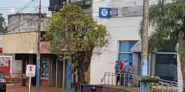 Asalto en Montecarlo: malvivientes se alzaron con cuantioso botín en la entrada del Banco Nación.