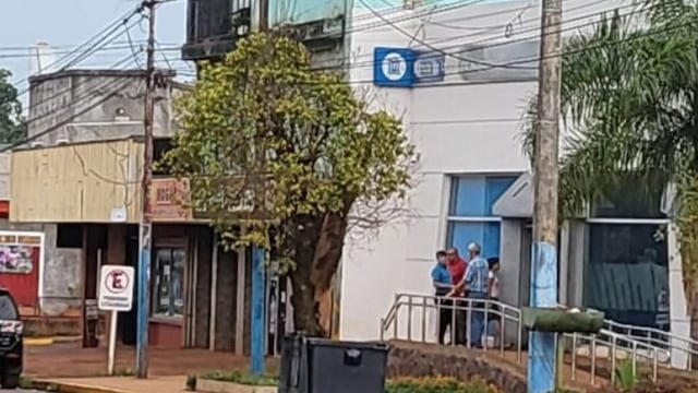 Asalto en Montecarlo: malvivientes se alzaron con cuantioso botín en la entrada del Banco Nación.