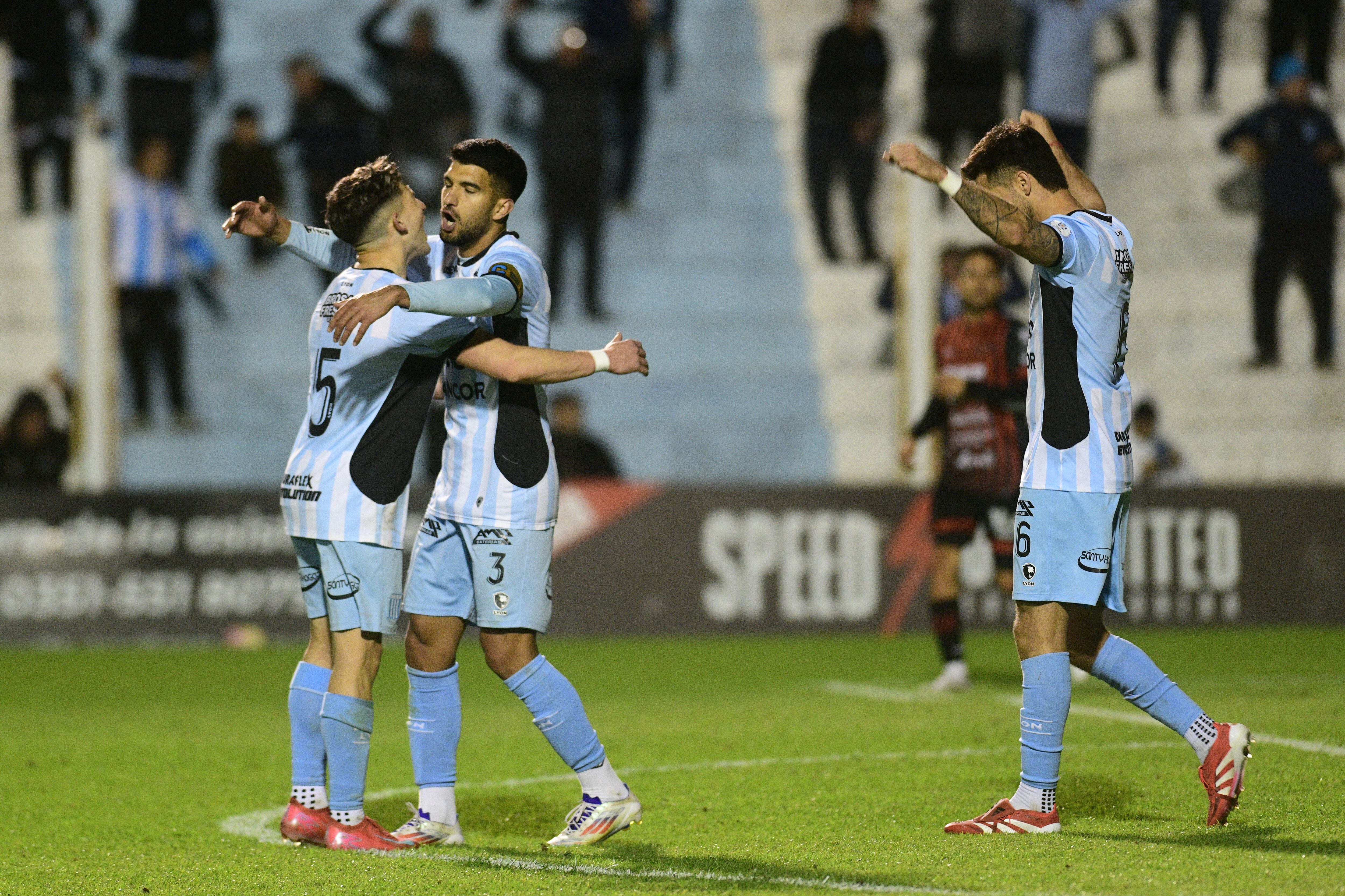 Racing recibió a Patronato por la Primera Nacional en el estadio Miguel Sancho de Nueva Italia. (Ramiro Pereyra / La Voz)