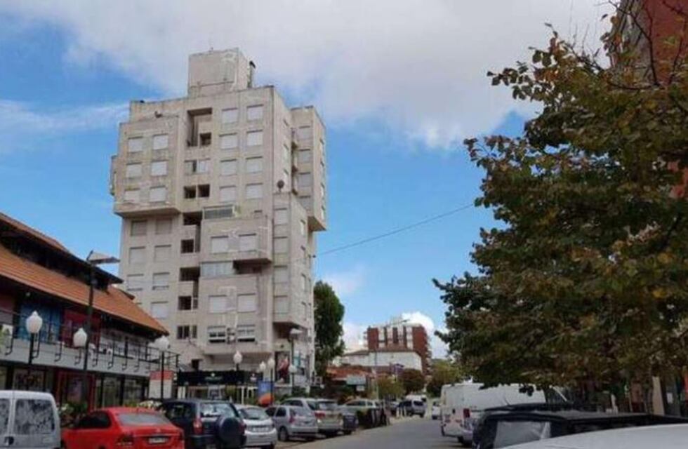 Pinamar: una joven bajó a abrir la puerta a un invitado y la encontraron muerta en el hueco del ascensor