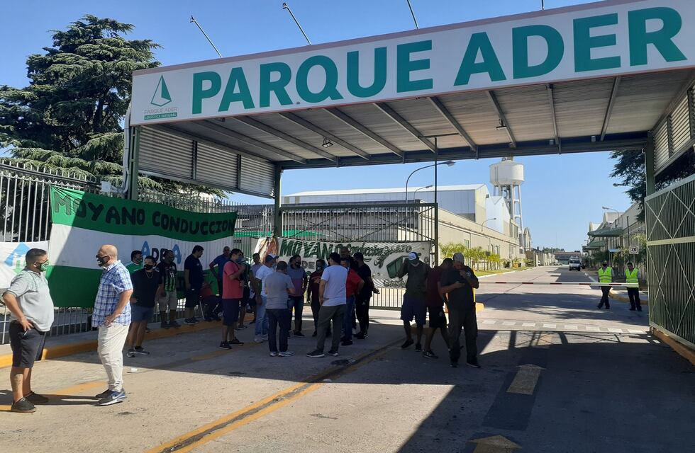 Camioneros levantó el bloqueo al parque industrial en Villa Adelina: hubo disturbios y se mantiene el acampe