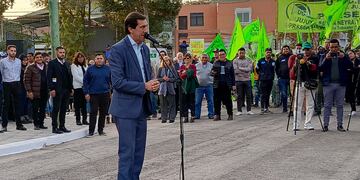 El gobernador Carlos Sadir puso especial énfasis en señalar las ventajas a favor de medio ambiente del nuevo producto desarrollado por empresas jujeñas para pavimentar calles y otras superficies.