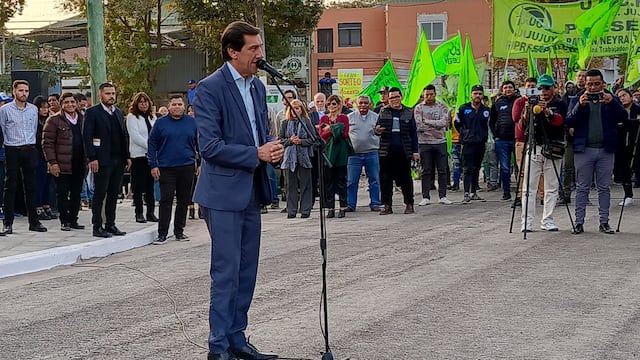 El gobernador Carlos Sadir puso especial énfasis en señalar las ventajas a favor de medio ambiente del nuevo producto desarrollado por empresas jujeñas para pavimentar calles y otras superficies.