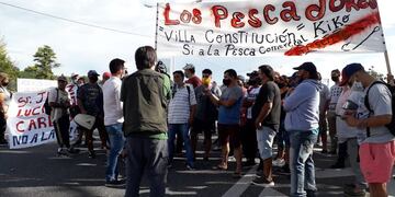 Manifestantes cortaron el puente Rosario-Victoria por la veda de pesca en el río Paraná. (@mst_santafe)