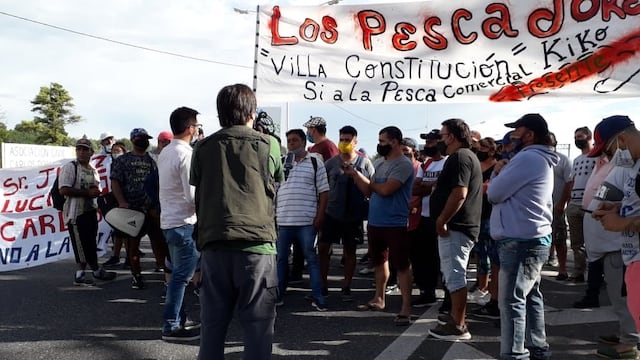 Manifestantes cortaron el puente Rosario-Victoria por la veda de pesca en el río Paraná. (@mst_santafe)