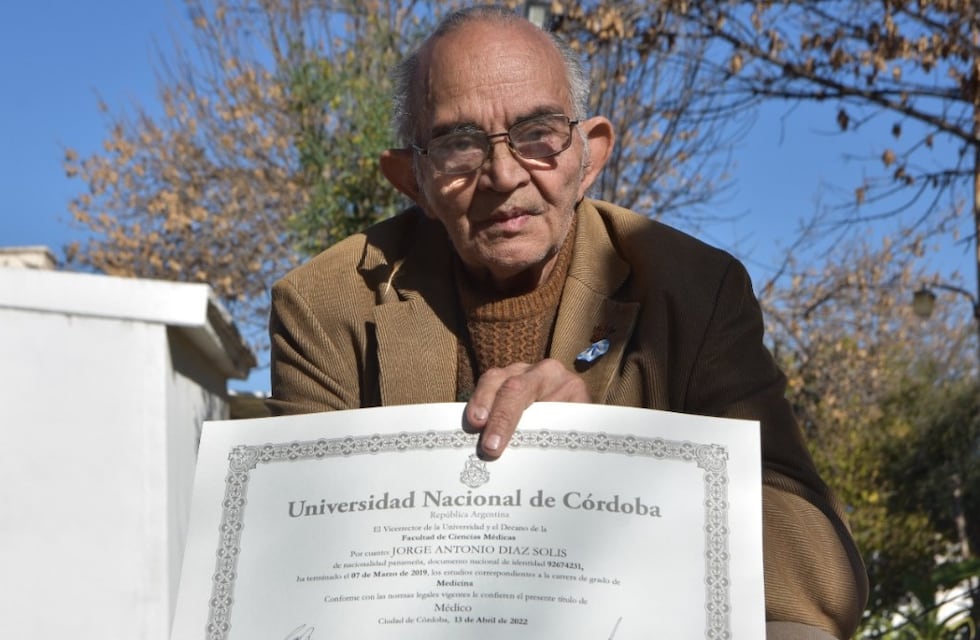 Llegó a Córdoba a estudiar medicina, la vida se lo postergó y a los 78 años logró recibirse