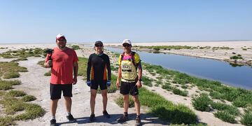 Gabriel Casado de Vía Ansenuza (izquierda); Eduardo González, Aves Argentina (centro) y Diego Duarte, prestador turístico (derecha).